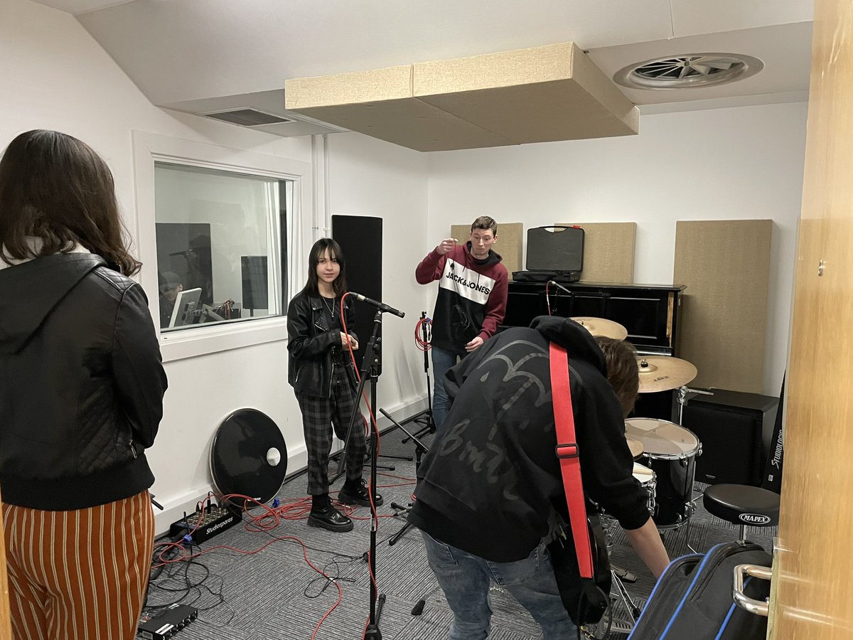 lococampbell's tweet photo. What an amazing vibe here in Music and Music Technology Applicant Day @ARU_AMT @AngliaRuskin @ARUCreative https://t.co/wZ1glalLL4