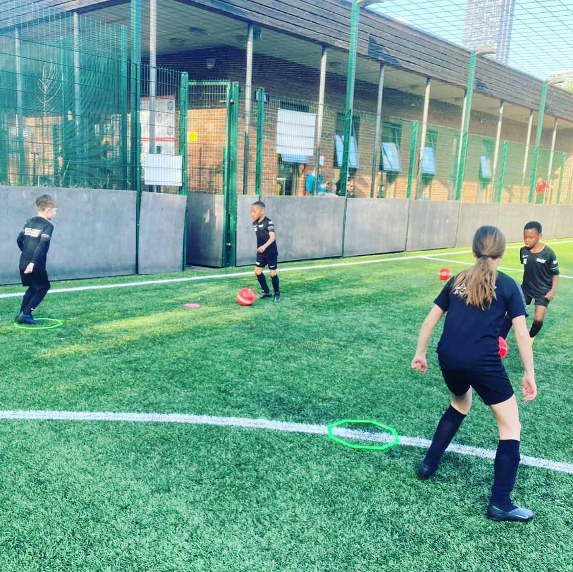 BallersAcademy_'s tweet photo. F R I D A Y S
#technicalstations #1v1challenges #passingpatterns #movements https://t.co/PApY0BWPFs