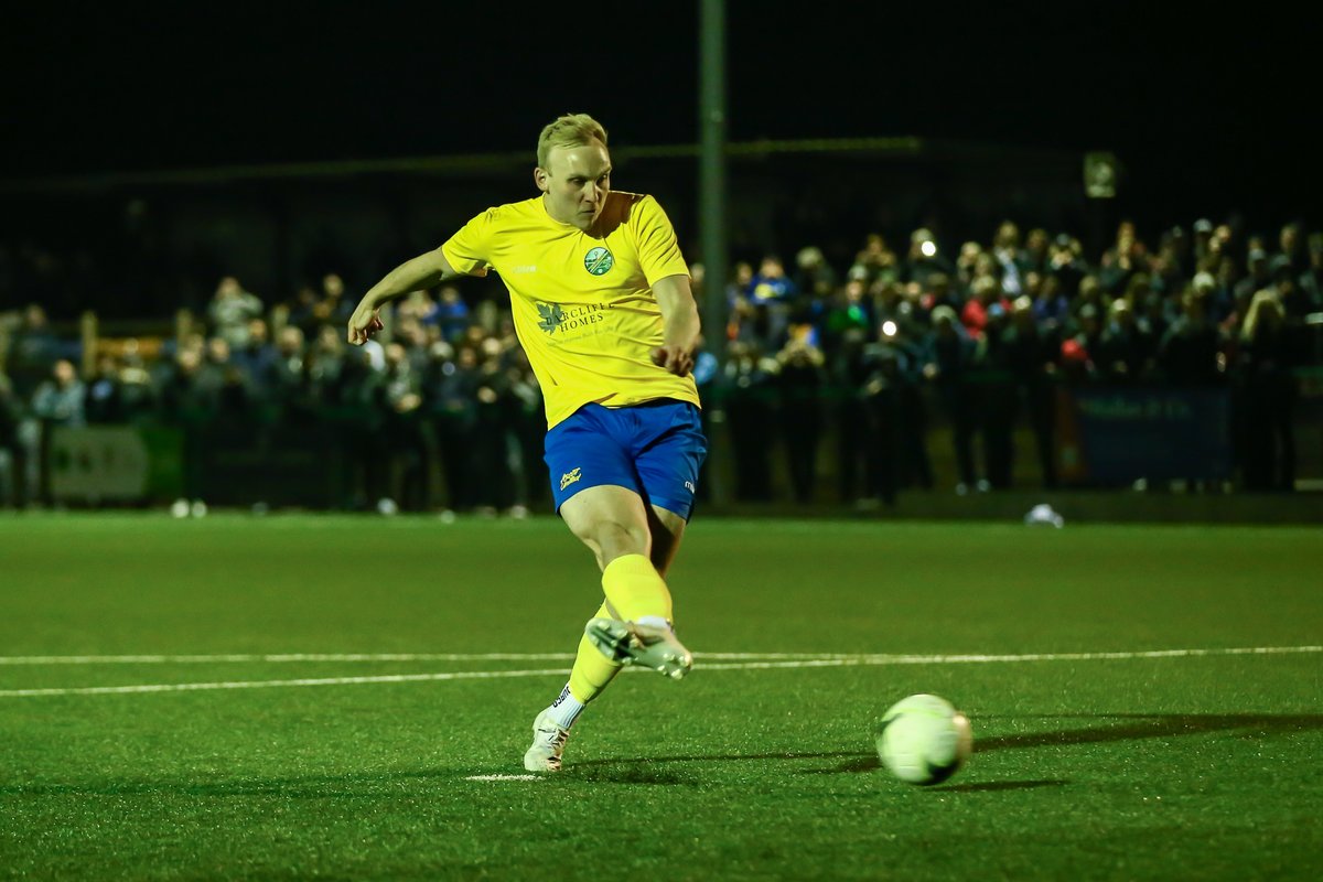 Photographed @AscotUnitedFC vs @wwfcofficial in the B&B Snr Cup Semi.. H2 0-0 Settled on Pens. Full gallery:shooting-stars.co.uk/ascot-v-wwfc20…