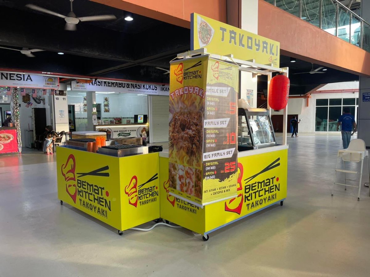 tgzex's tweet photo. Gais takoyaki Kingfisher yang selalu fyp dekat tiktok tu dah buka dekat Tanjung Lipat. Tunggu apa lagi ging. Protips, booking dulu sebelum datang. @KKCity @SabahFood #bematkitchen https://t.co/tu3pVpu51e