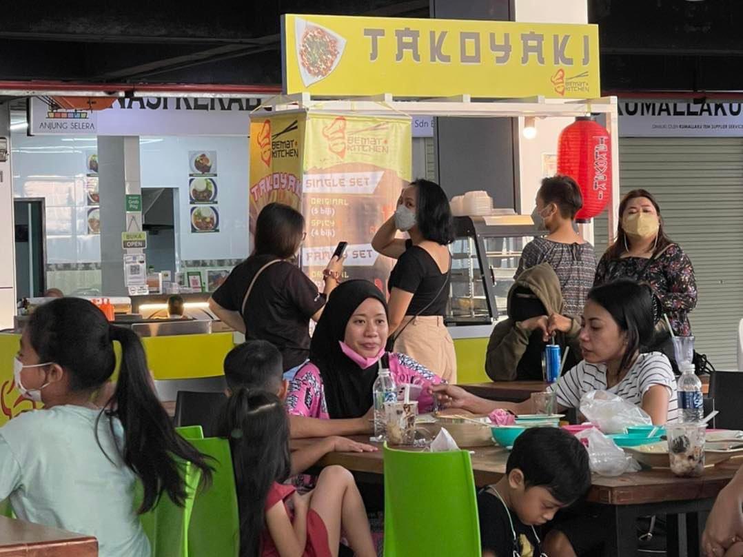 Gais takoyaki Kingfisher yang selalu fyp dekat tiktok tu dah buka dekat Tanjung Lipat. Tunggu apa lagi ging. Protips, booking dulu sebelum datang. <a href="/KKCity/">BKI 🍉</a> <a href="/SabahFood/">Sabahan Food Channel</a> #bematkitchen
