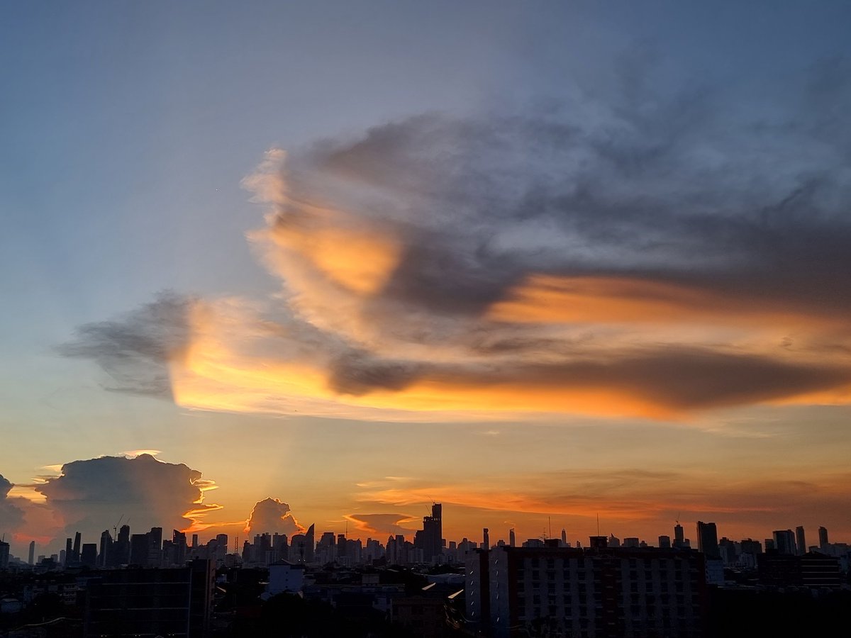 Meej_light's tweet image. #NaturePhotography #nofilt #sky #sunsetphotography