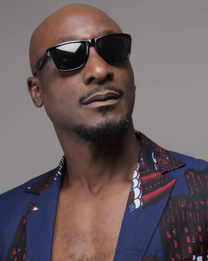 ZonePresse_'s tweet photo. 🇨🇮🌟Le rappeur ivoirien KWAKU annonce la sortie imminente de son single éponyme #CestComment, du bon rap pur Nouchi gros grain sorti tout droit d'un couloir d'Adjamé.
Ça arrive lourd🔥🔥🔥🔥🔥🔥 https://t.co/pEyp9AULgl