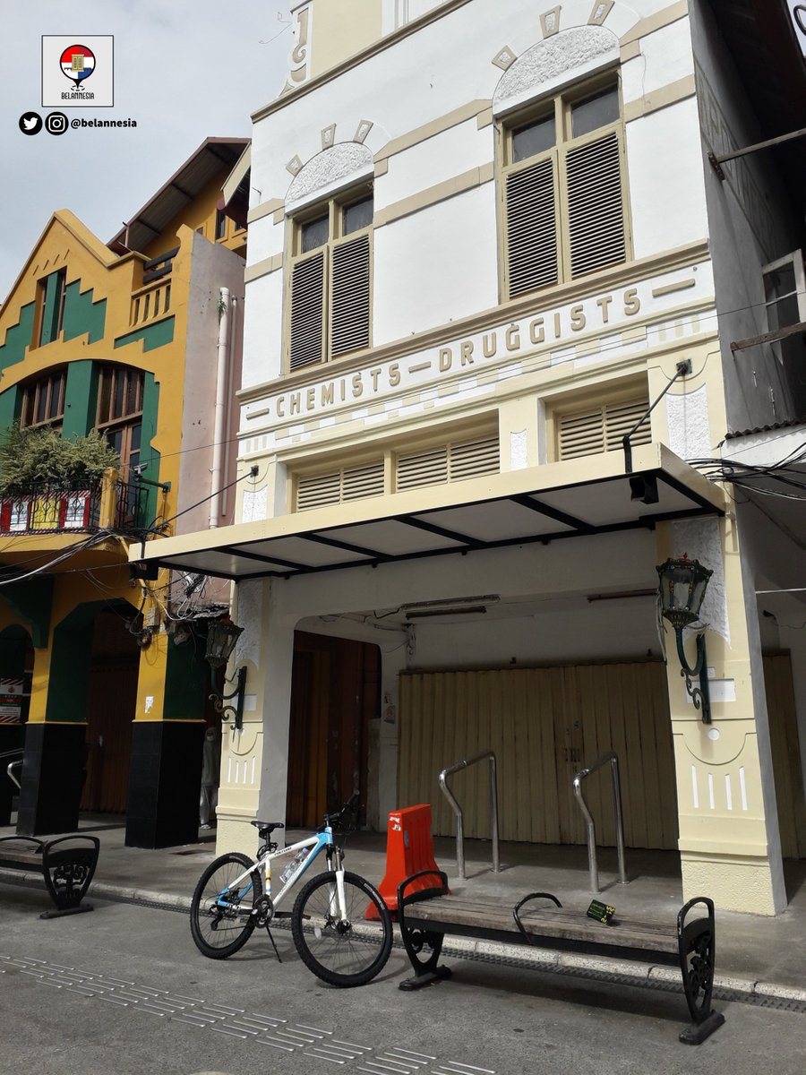 Kiri : Apotek Kimia Farma 1 dalam proses pemeliharaan
Kanan : Apotek Kimia Farma 1 setelah proses pemeliharaan