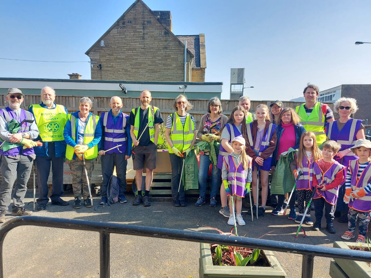 What a brilliant start to the Shipley Great Day of Clean Up!☀️☀️☀️@KeepBritainTidy @bradfordmdc @kirkgate_centre @stpaulsshipley @kevinwarnes @DarrenBar88 @louc123 @mikefarren @jpmroberts  #LoveWhereYouLive #LitterHeroes #BigBagChallenge