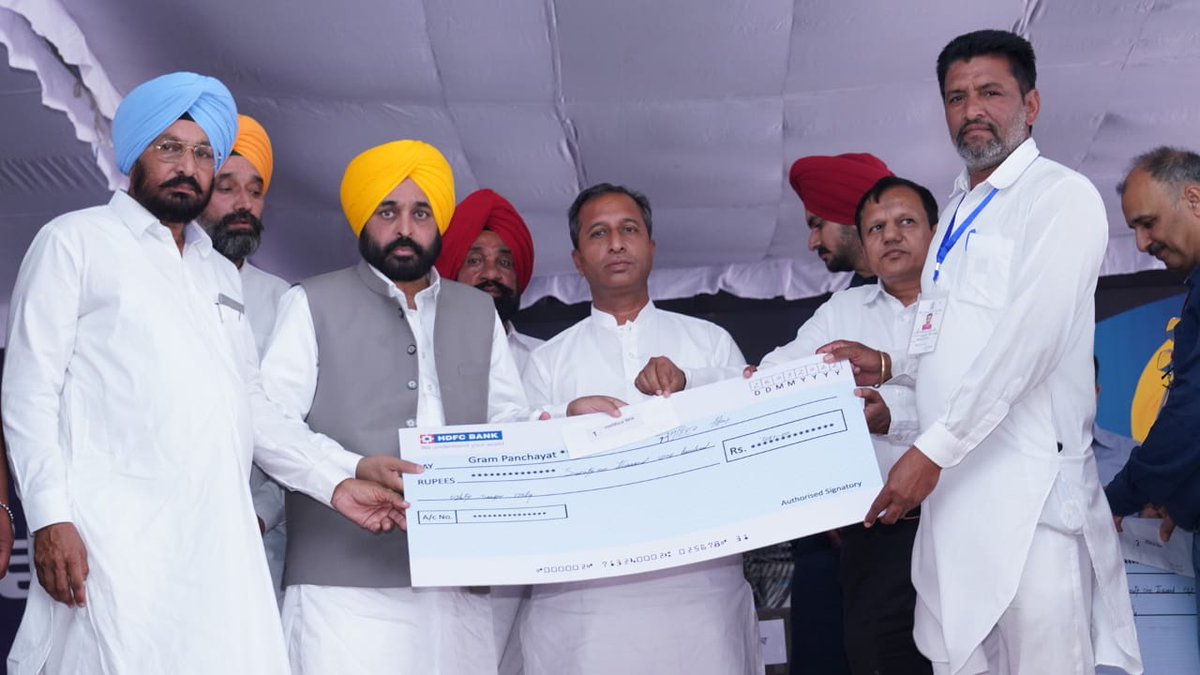 BhagwantMann's tweet photo. Distributed compensation cheques to the farmers who couldn't take their crops to mandis because of damage by pink bollworm.

Our Govt will investigate the crores siphoned off in the name of white &amp; pink bollworms. Taxpayers' money will be recovered &amp; spent on welfare of taxpayers https://t.co/ijoYoTr8An