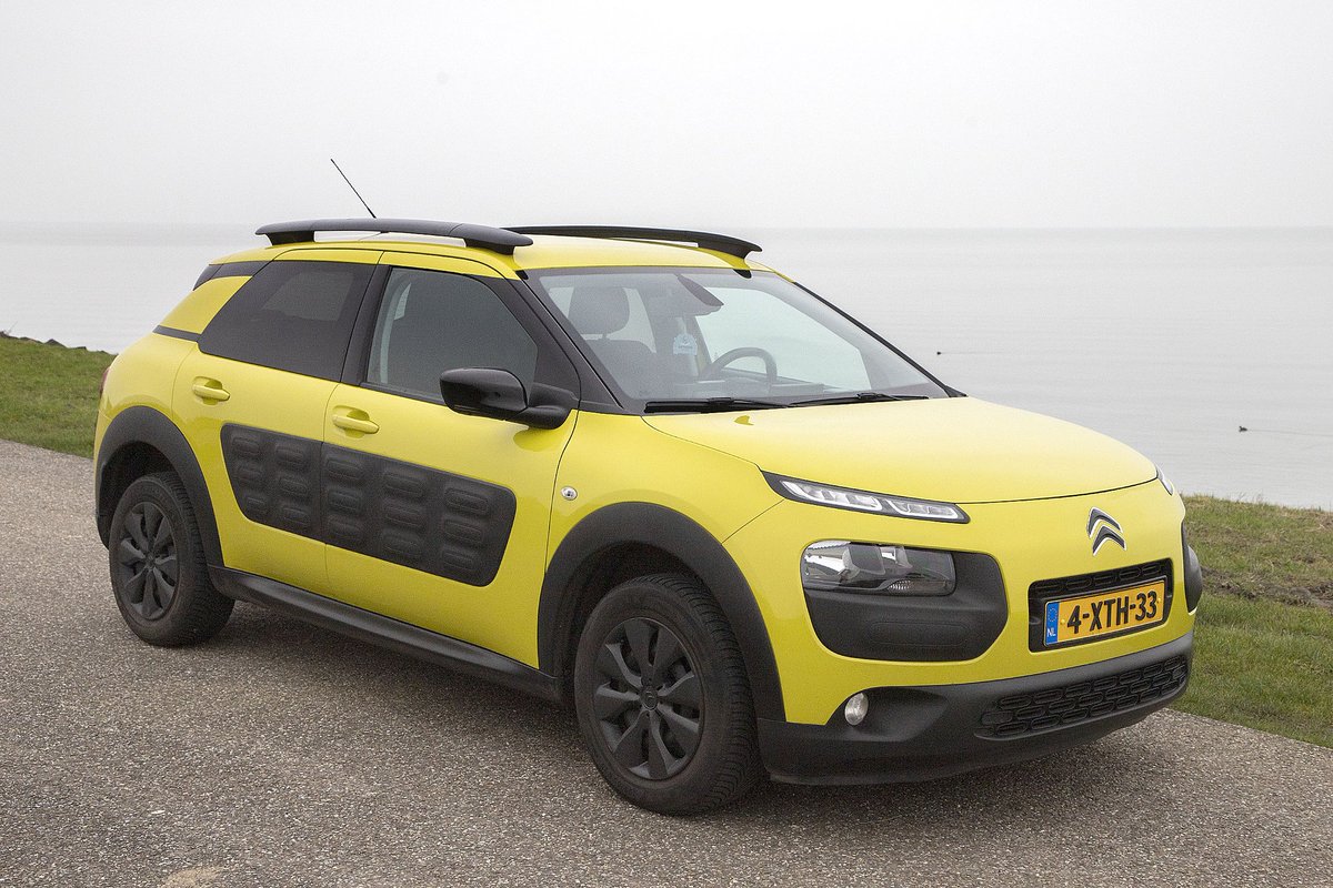 Dag gele vriend, bedankt voor de vele fijne en veilige kilometers die we samen hebben mogen doorbrengen. Met jouw opvallende verschijning werden we overal in Flevoland waar we reden vaak herkend en begroet. Ik wens je nog veel fijne kilometers toe met een leuke nieuwe eigenaar.