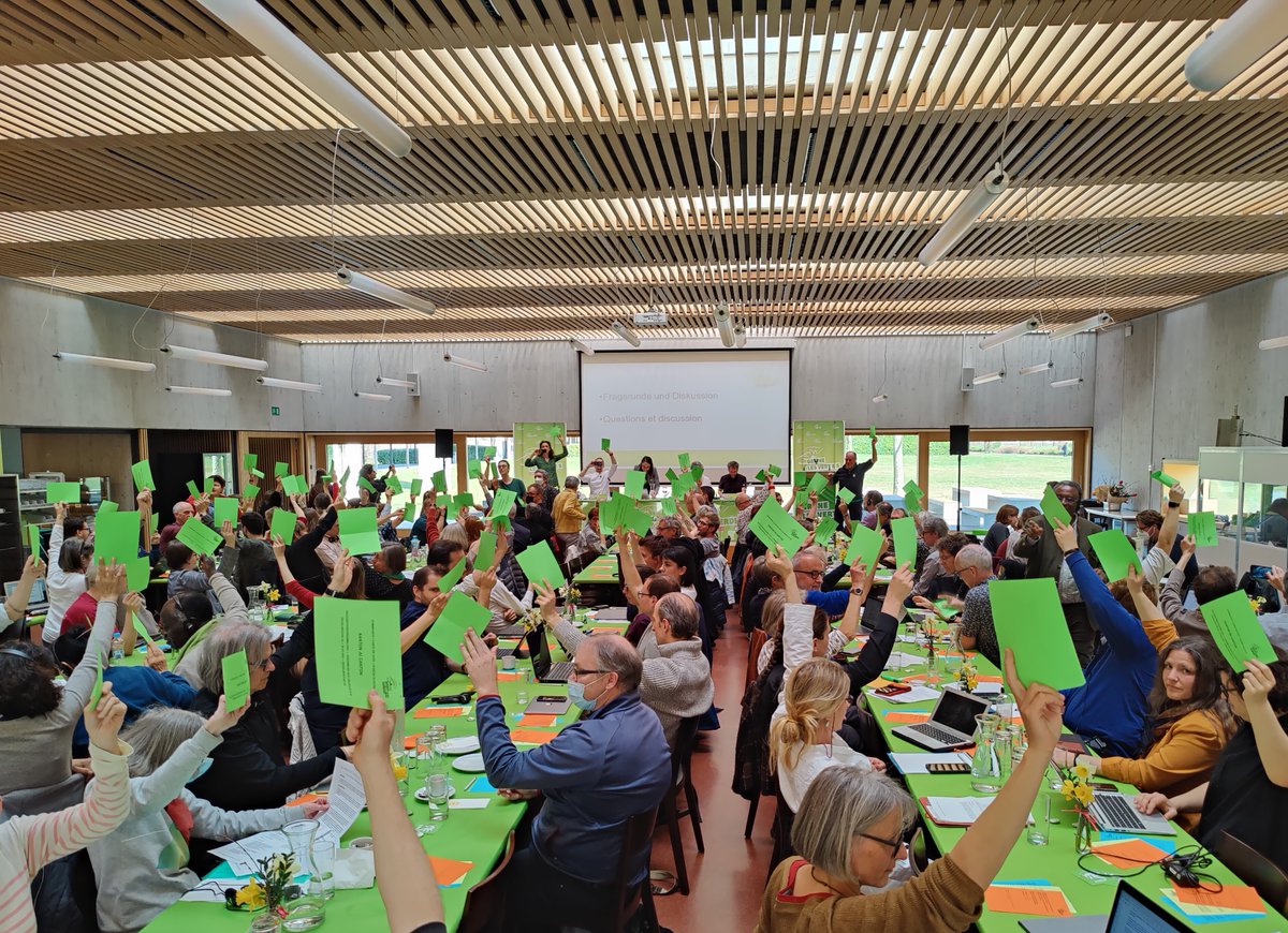 LesVertsSuisses's tweet photo. S'unir pour le climat! 🌍 Notre assemblée des délégué-e-s a validé le lancement de l'initiative pour un fonds climat - un projet d'initiative commun des VERT-E-S et du @PSSuisse. 🌻🌹

#EnsemblePourLeClimat #VertsAD https://t.co/l8qiGAZTPg