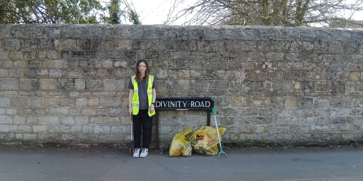 Student Community Wardens out litter picking this morning in Divinity, Southfield, Bartlemas, Warneford and Hill Top Road in support of OxClean. 
Well done team. 👏 🚮
#SpringClean2022
🌞