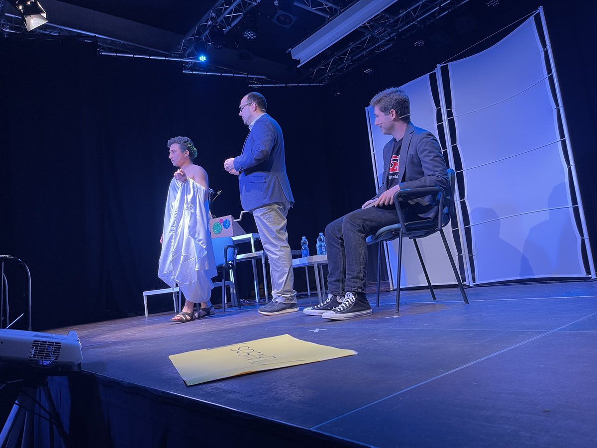 Estudiantes de <a href="/Ciencias_Unizar/">Ciencias_Unizar</a> y #EscuelaMunicipaldeTeatro de <a href="/zaragoza_es/">AyuntamientoZaragoza</a> rompen el hielo en esta tercera jornada #densayo2022 
🎭⚛️ “La Entrevista” en @CivicosZgz Estación del Norte 
¡Podéis seguirlo en directo!
🔴 𝗗𝗜𝗥𝗘𝗖𝗧𝗢: bit.ly/3JG1Voe