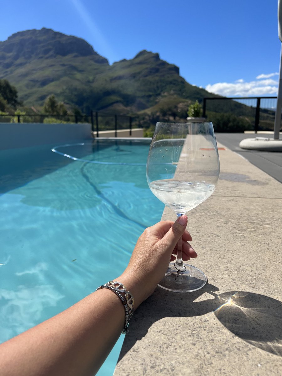 melanievan's tweet photo. One of the last warm Saturdays we will have….soon it will be red wine &amp; fireplace #lovesummertime https://t.co/OBcbzBUSfG