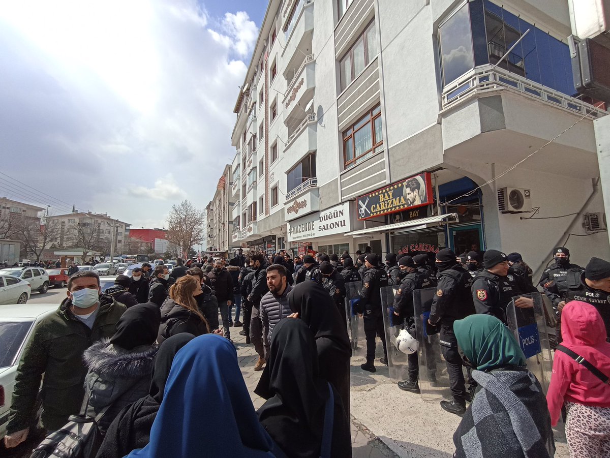 Semra Kuytul Hocahanım’ın konuşmacı olarak katılacağı konferans salonunun önü çevik kuvvet ekipleri tarafından kapatıldı!

Konferans için gelen halkın içeri girmesi engelleniyor! 

Soylu ZulmeDoymuyor
#AnkaraEmniyeti