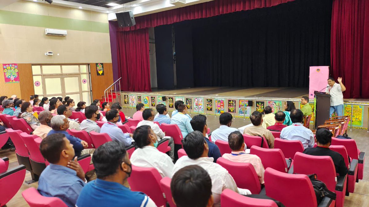 Dir_Education's tweet photo. Under the leadership of DDE South East Sri @Sanjay_DoE, the team has been working on improving of Board results, ensuring #Happiness &amp; #MissionBuniyad for foundational literacy &amp; numeracy.
 
Kudos to the team spirit!✨ https://t.co/KhLfVk7WlY