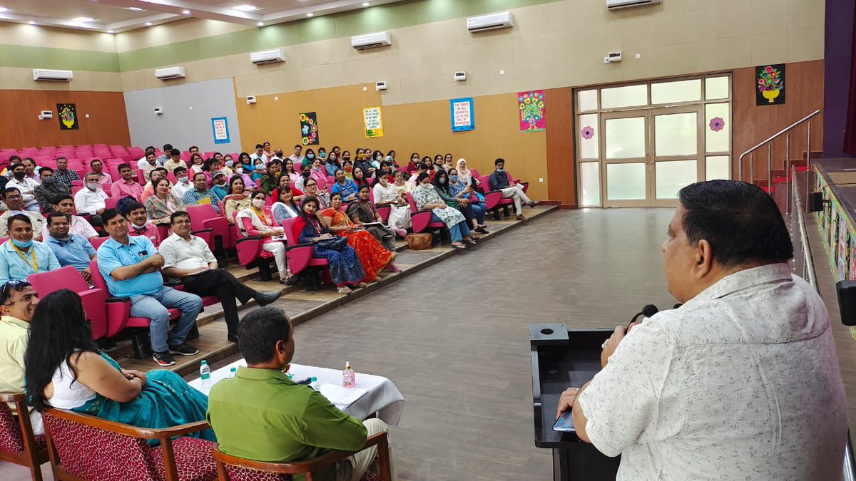 Dir_Education's tweet photo. Under the leadership of DDE South East Sri @Sanjay_DoE, the team has been working on improving of Board results, ensuring #Happiness &amp; #MissionBuniyad for foundational literacy &amp; numeracy.
 
Kudos to the team spirit!✨ https://t.co/KhLfVk7WlY