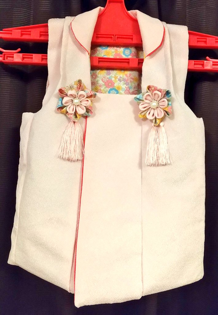 studio_tirol's tweet photo. これは娘の七五三用に作った着物と被布です。どうしても作りたくて本とにらめっこしながら時間をかけて完成させたものです。伊達衿(縫い付けてあります)と袖、裾にも重ね風にしてあるところがポイント。被布にはブローチのつまみ細工飾りを付けてあります。
#studio_tirol
#ハンドメイド
#七五三 https://t.co/lbPfJMhbZp
