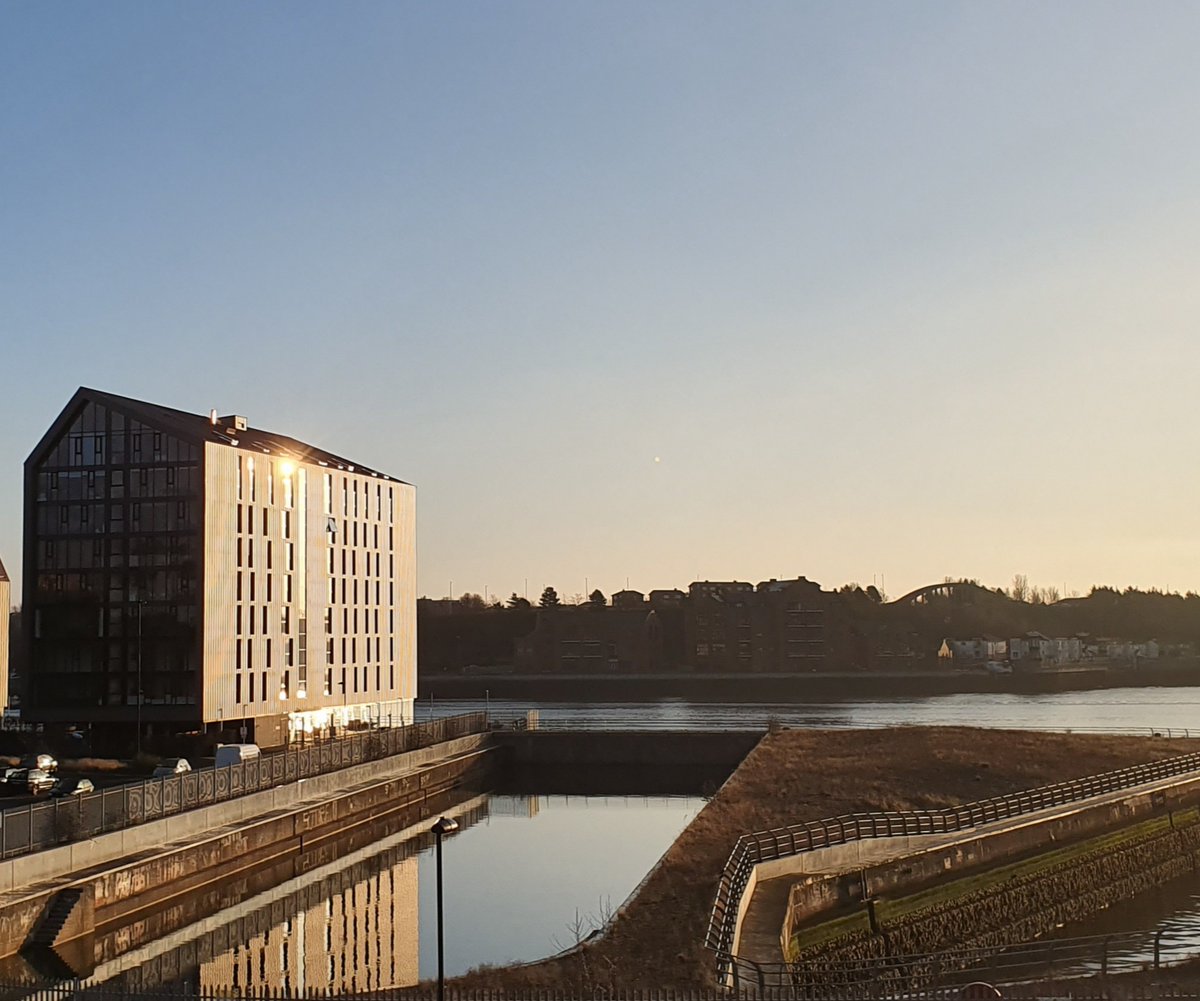Don't forget to put your clocks forward one hour tonight....light nights and longer days are finally here at last!  

#summertime #clockchange #smithsdock #waterfront #rivertyne #northtyneside #northshields #northshieldsfishquay