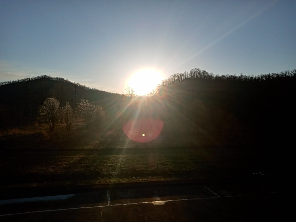 wildcatchris23's tweet photo. She's hanging high in the sky this morning. #Kentuckysunrise @brobwx @TheJimCornette @JimWKYT #ManchesterKy #goodmorning https://t.co/tobYGLzFws
