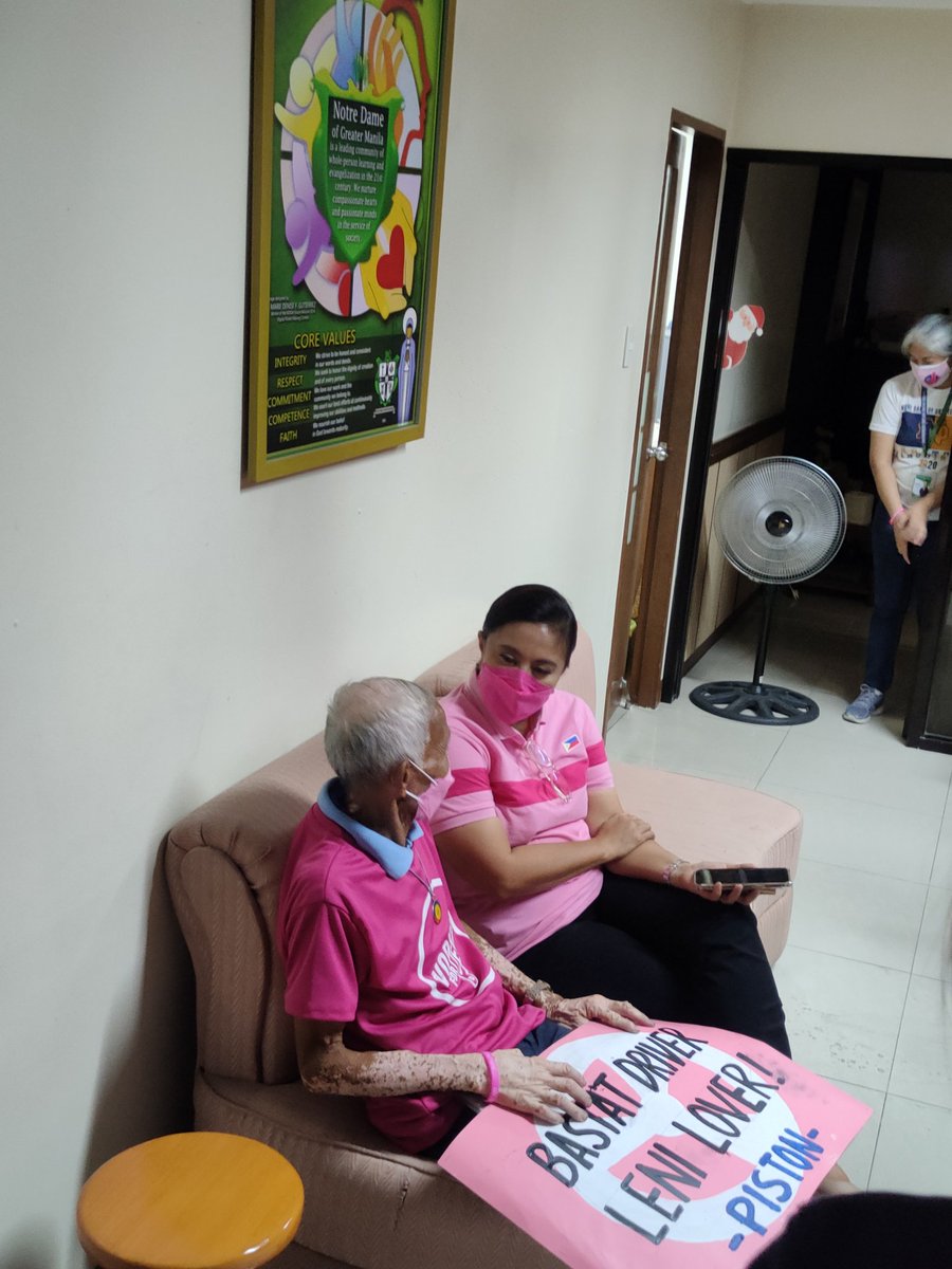 JMilSev's tweet image. VP Leni Robredo meets Elmer Cordero, the jeepney driver who was jailed for allegedly breaching quarantine protocols last 2020, here at the Notre Dame for #CamanavaRockAndRosas

#CAMANAVAisPink #BilangPilipino2022 @PhilstarNews