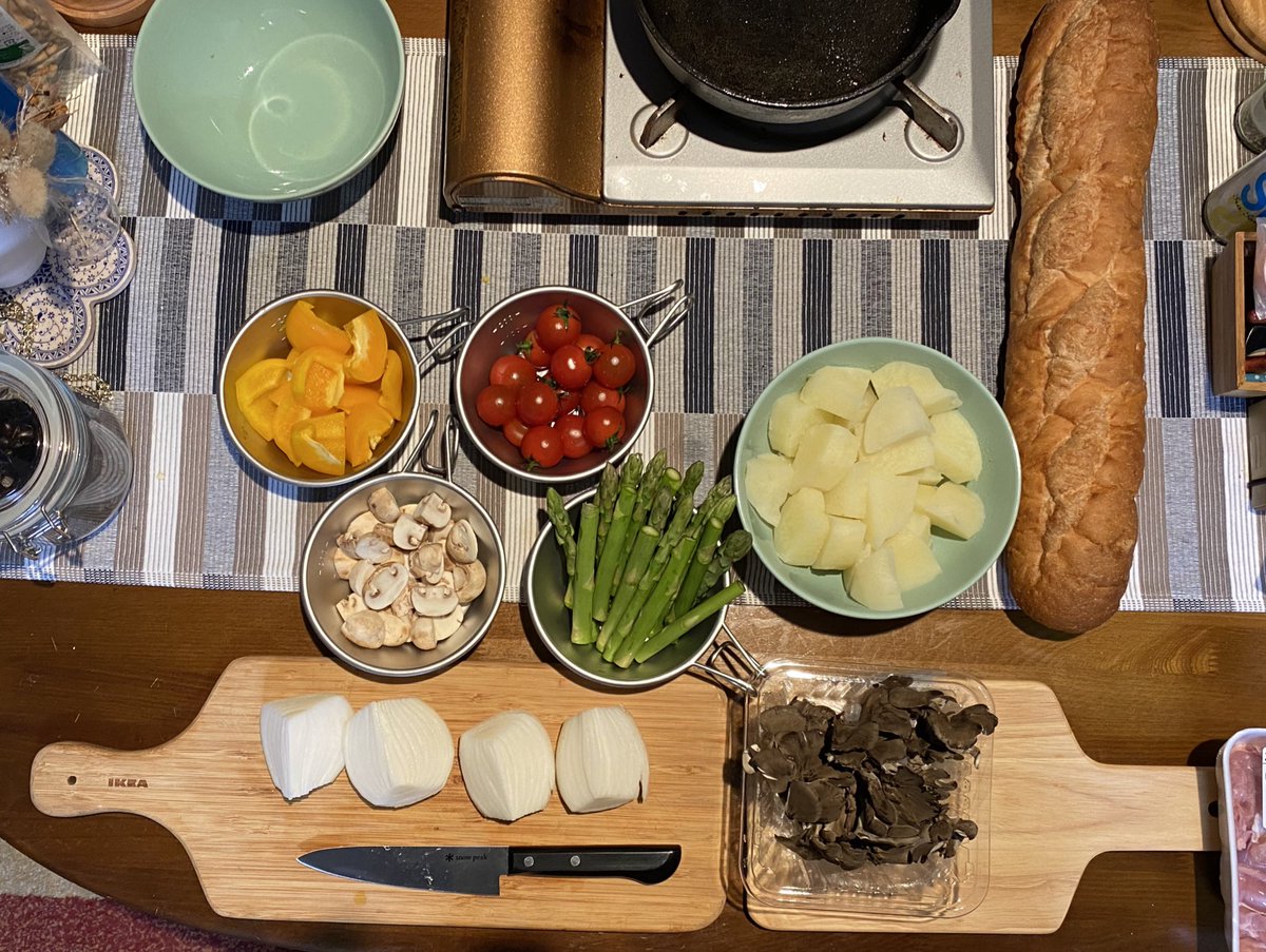 la_bluebird's tweet photo. 最近いろいろ忙しくて、週末の料理が癒しになってます。リビングのコンロで作るスキレット料理。

BGMはもちろんWCRですよ。(＾ｰ^)

Eagles - Saturday Night https://t.co/6hi87x3CHl