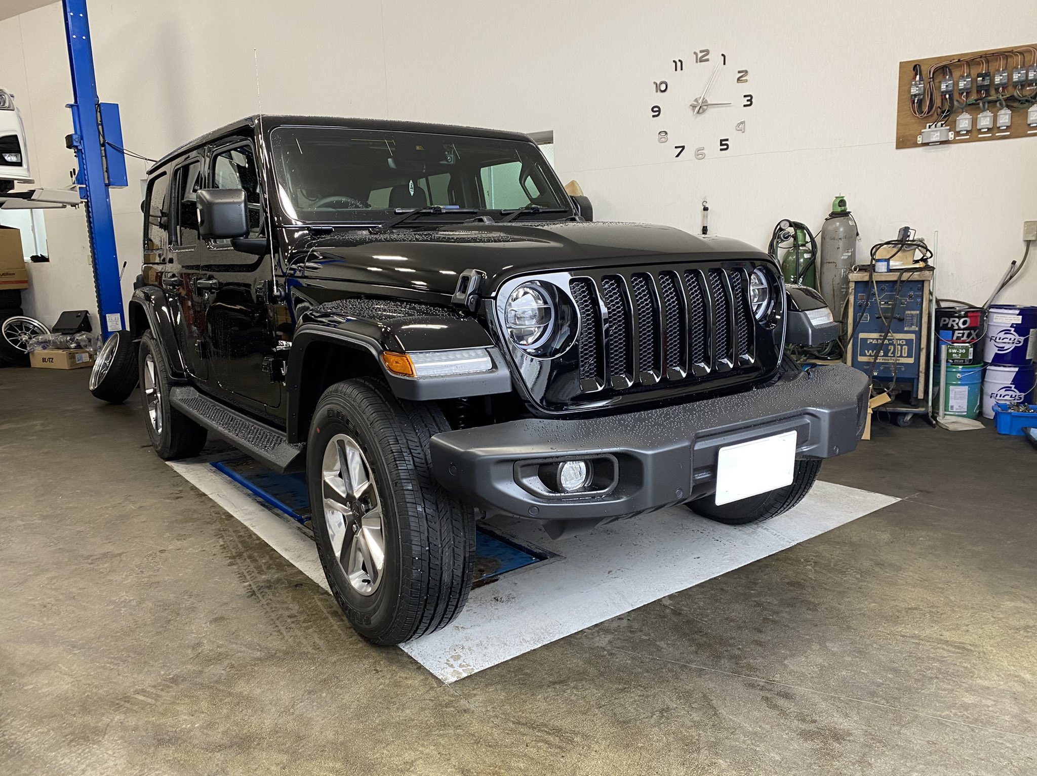 安藤さとし ジープ ラングラー サハラ キットを付けてバンパーのスキマからタイヤが見える仕様に ヴェルファイアからの乗り換え 日本車も外車もsuvは人気ですね ジープ ジープラングラー エスティークラフト Stクラフト T Co Dukldipkvf