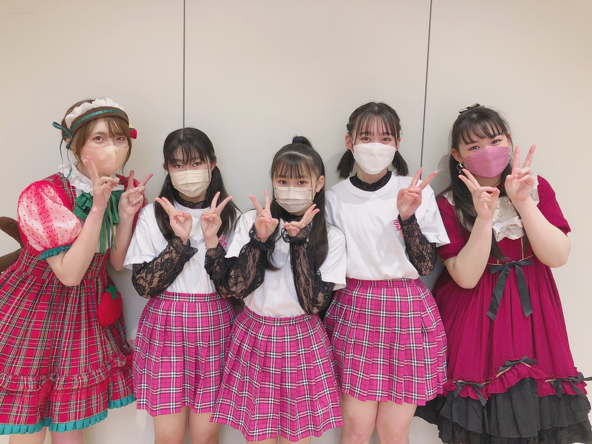 2ndsakupi's tweet photo. 🌸NIKKO ストロベリーフェスタ②🌸
この前時間が合わず
写真が撮れなかったしーにゃん😢
今日はほのかちゃんも一緒に
みんなで写真が撮れました❤️
明日のさくピ最後のステージ
🌸さくらピ〜ス☆THE FINAL🌸も
よろしくお願いします😊
#さくらピ〜ス
#さくピ
#ガールズqb
#しーにゃん
#ほのかちゃん https://t.co/NuZ6Mj1A6b