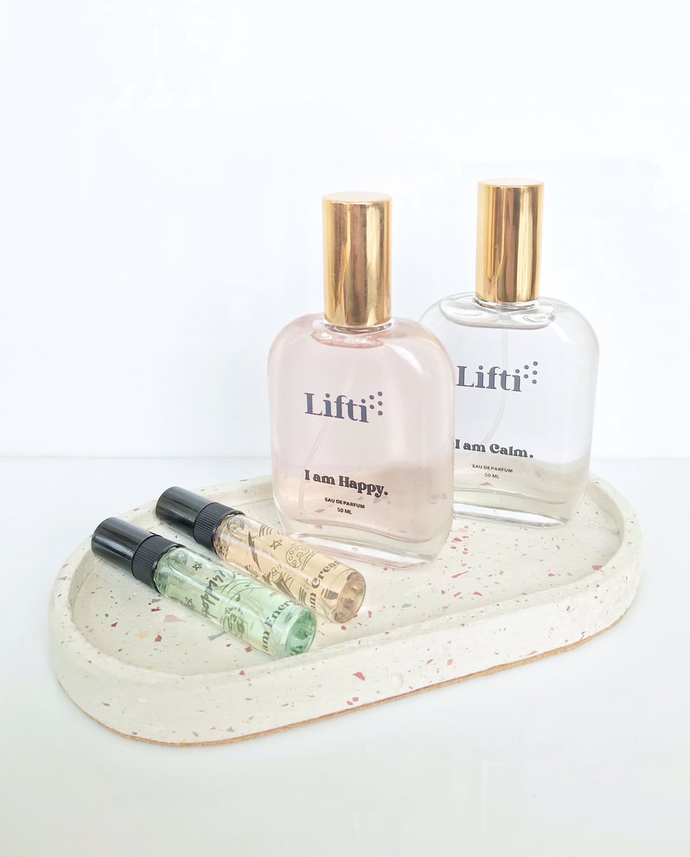 reviewbylia's tweet image. Udah pada tau belum ada brand parfum lokal yang belum lama ini baru aja launching?? 👀

Yes it’s @liftiofficial 🎉
Mereka launching 4 varian perfume, yang aku dapet ini ada 2 full size dan 2 travel size

Wanginya enak - enak lohh, aku describe di next tweet ya 😉
#upLIFTIngyou