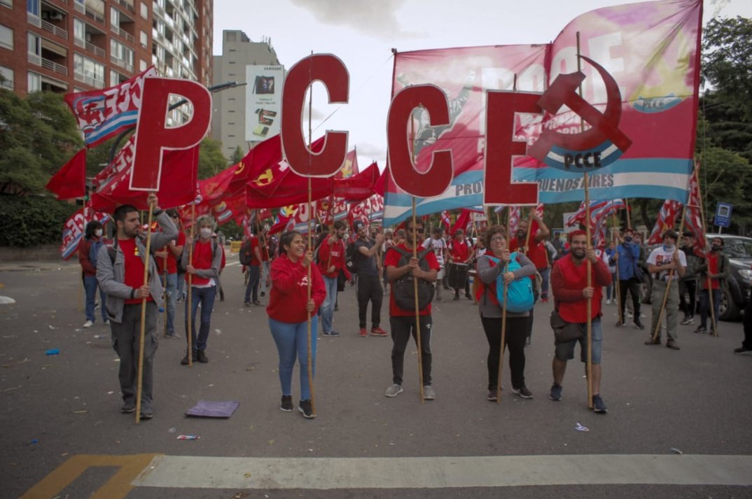 PCCEGRodriguez's tweet photo. 🔊Jornada histórica, caminata desde la ex esma hasta plaza de mayo, recordamos a los 30.000 compañerxs detenidos desaparecidos. 
Ni olvidó ni perdón
Le decimos NUNCA MÁS al golpe de Estado al neoliberalismo, y al FMI.

@PCCEarg
@PrensaMadres
@abuelasdifusion
@CFKArgentina https://t.co/jokvRHSMrW