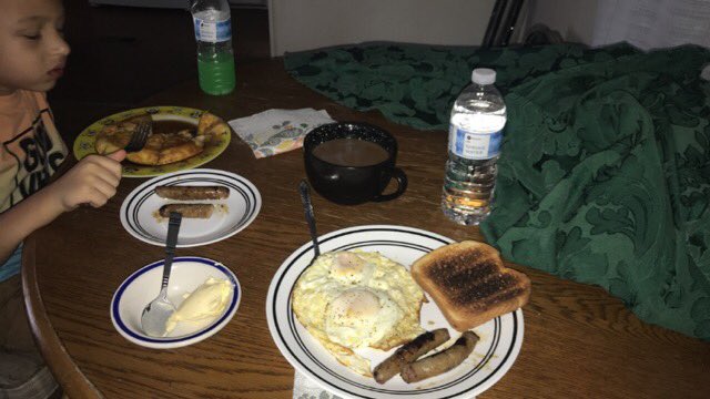 alliiebug's tweet photo. Saturday morning brekky with my little!! ❤️🐛 #bugfam #breakfast yes I know I burnt my toast I like super dark or burnt toast 🤣🤣😭 https://t.co/JN0oeeYI6y