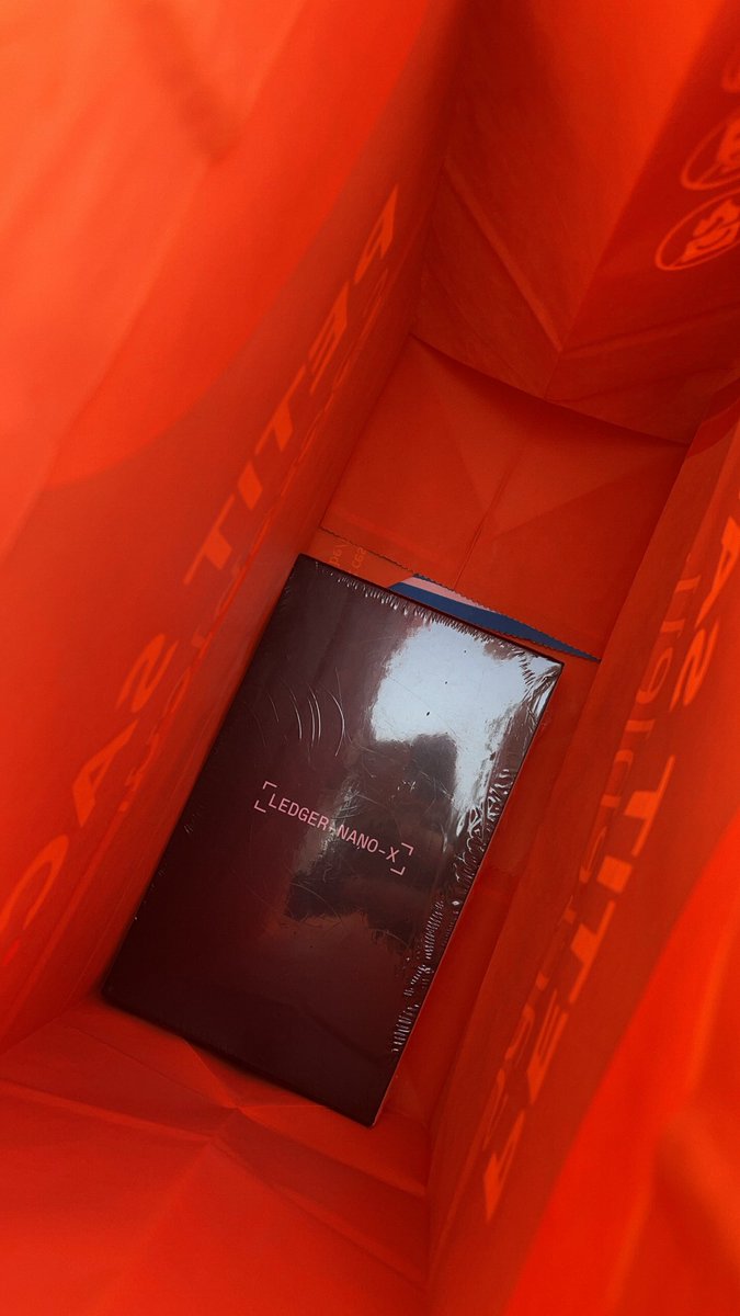 foy_katia's tweet photo. J’ai pas pu dépenser sur la #OmegaSwatch #swatchomega @Swatch par contre j’ai pu investir sur mon @Ledger #nanox 
#nft #cryptocurrency https://t.co/sW5hO9ycSK