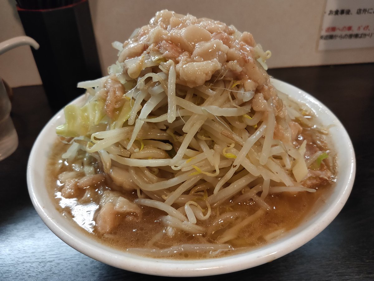RIZUREI's tweet photo. #豚星。@元住吉
小YmAm
豚の美味しい出汁が口中に広がり、甘めながら醤油ダレのキレも感じる食べ応え満点な乳化スープ。ツルモチ食感で噛応えも小麦の風味も確り感じる平打太麺。分厚く柔らかく旨味が強い期待通りのフワトロ神豚。独特の旨味と麺の美味さが実感出来る一杯。 https://t.co/AO6fscsSNF