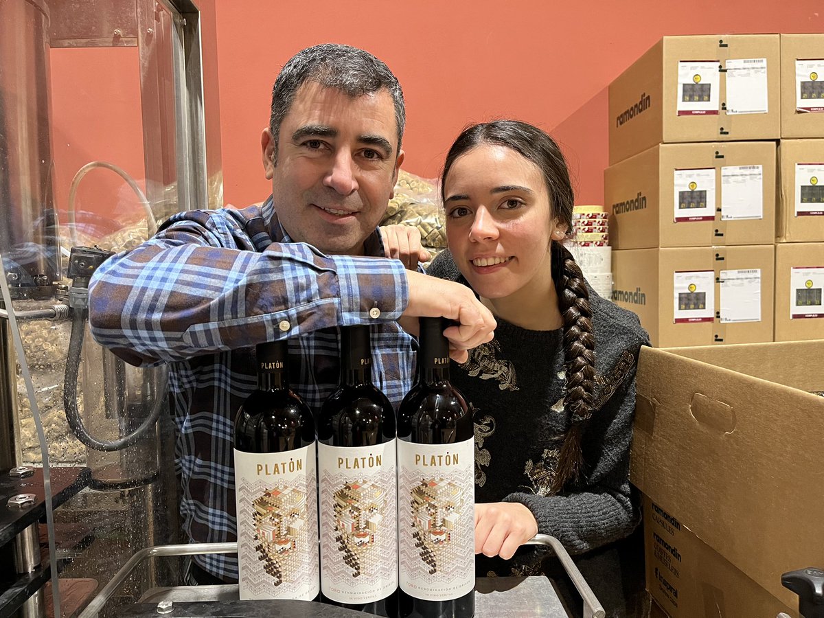 divproporcion's tweet photo. Qué bonito es el trabajo en una bodega.
Y más si tengo la suerte de estar con el mejor, mi padre 🤗🥰
#DeToroAlMundo
#BodegaDivinaProporción
#LucíaSanJosé
#LaBodegueraMásJovenDeEspaña https://t.co/eaLauYAaaj