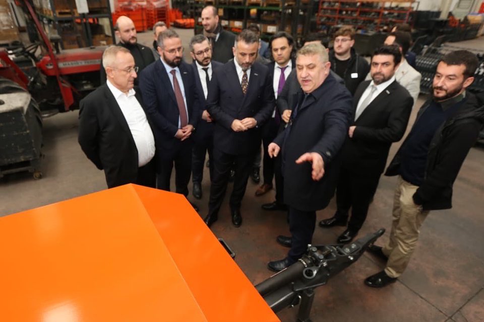 Aylık Ekonomi Değerlendirme Toplantı’mızın ardından Sakarya ilimiz ve ülke ekonomimize katkıda bulunan üyelerimizden Ürmaksan firmamızı ziyaret ettik.İşlerinde hayırlı bereketli kazançlar diliyorum.