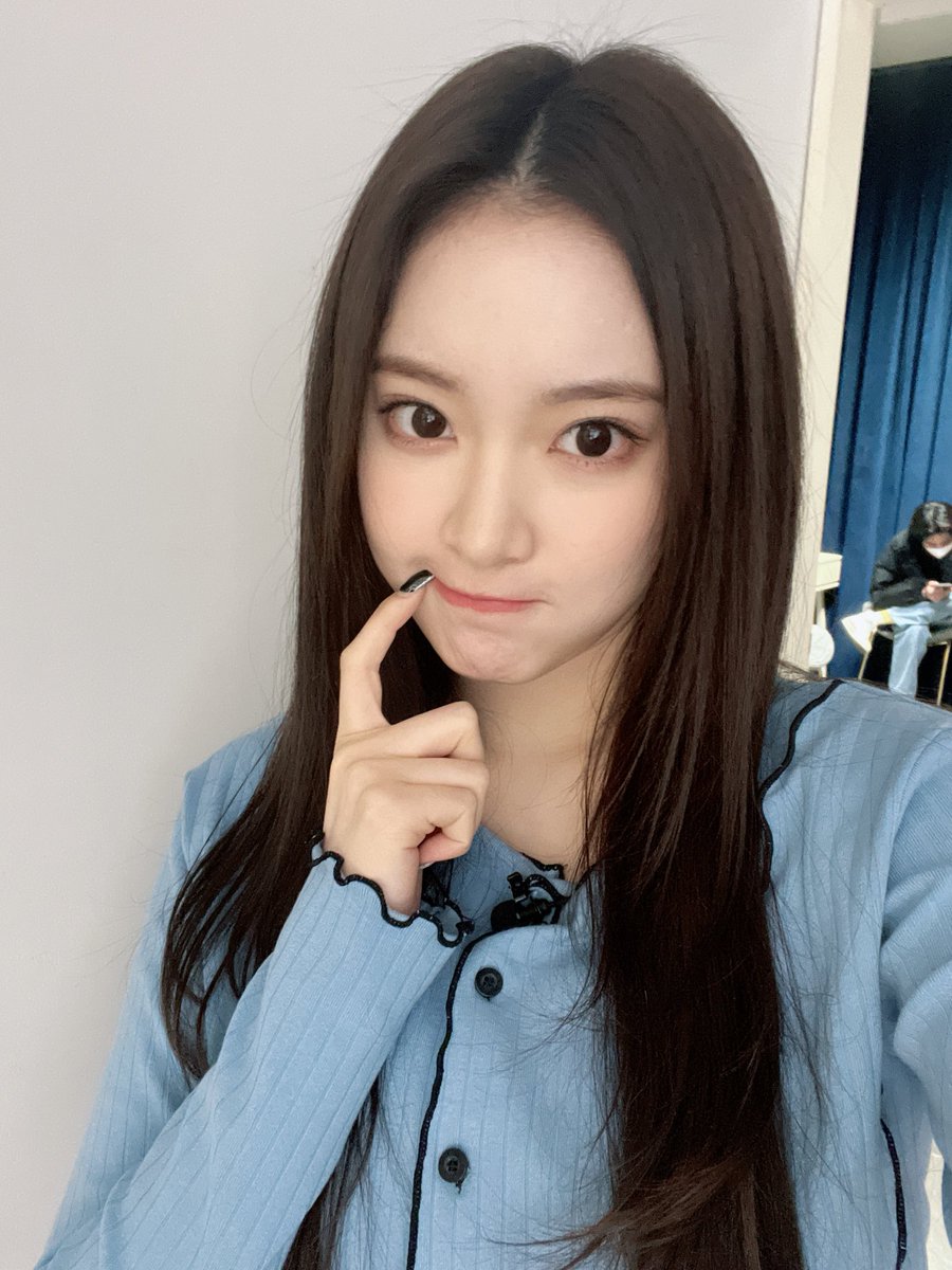 방금 올라간 리그오브아이돌 위클리편 아직 안 본 데일리~? 
존잼 보장이니까 빨리 보고오기!!
선물로 소은&amp;조아 사진도 투척🥰
참! 이번에는 팀싸인폴라랑 싸인CD이벤트 진행하니까 잊지 말고 참여하기🤙

youtu.be/3COFofSgD4I

#Weeekly #위클리 #리그오브아이돌_위클리 #리그오브아이돌 #잼스터