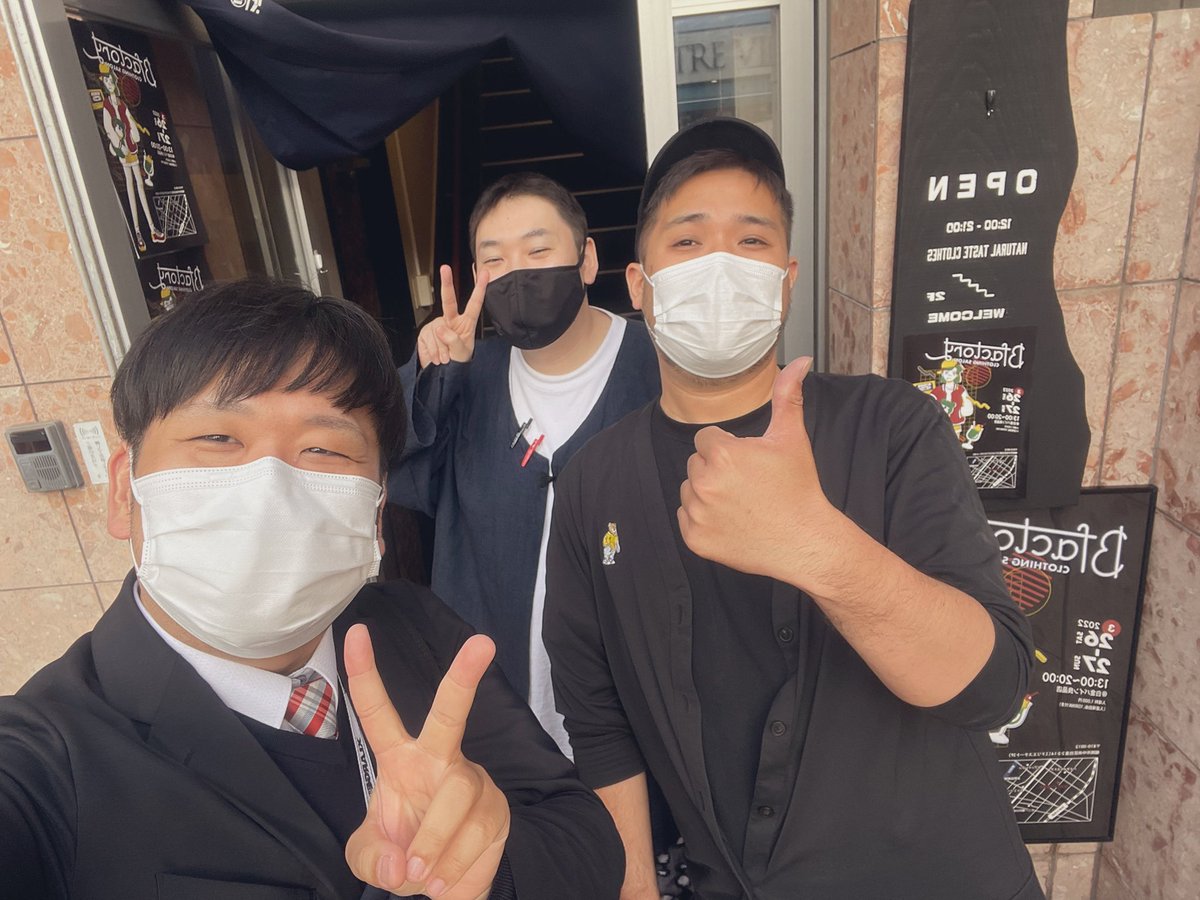 Turkey_Molygon's tweet photo. 仕事の合間にチラッと覗いてきたよ！ガチで仕事サボり中なのでスーツ😂
ゆっくり出来なくてごめんねごめんねー🙏
仲居頭と守衛のおじさんと記念写真☺️
明日までやってるらしいのでみなさんチェケラッ→→@mochifuk  #bearfactory https://t.co/dLd8j7Ik0q