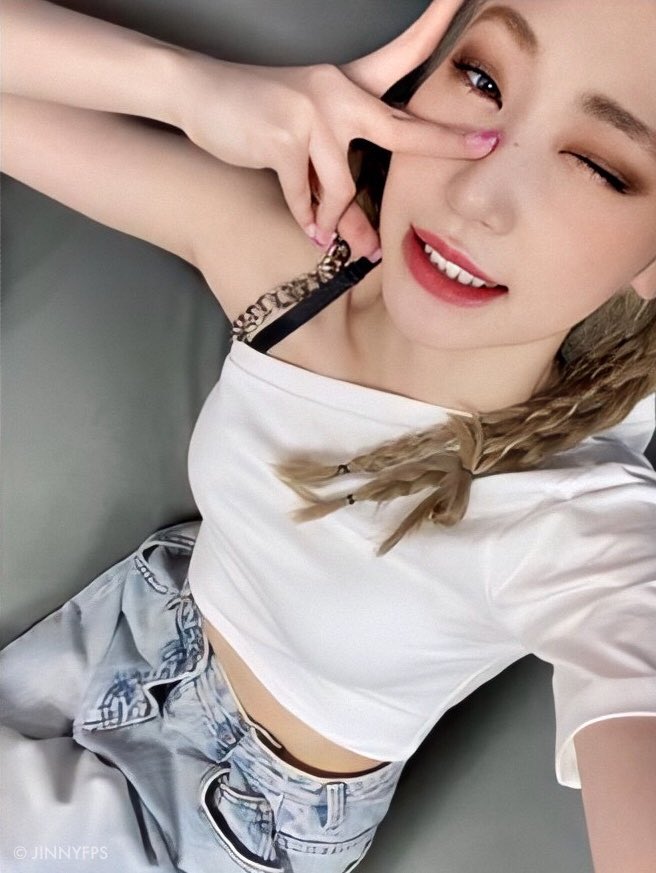 Is it selca day.. or throwback day? 😔 Been missing my blonde hair lately, so I'm posting for #YGLSelcaDay. 💭