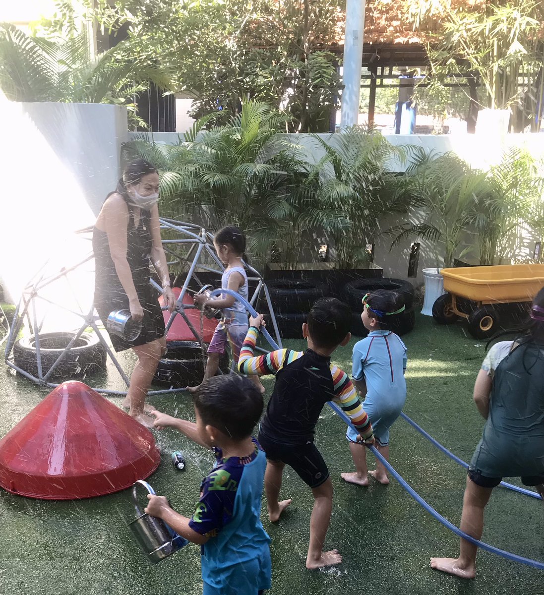 Great day to be back in school after 2 weeks Covid lockdown #splashFriday in EE. Only got slightly wet. #play #outdoors #fun <a href="/ISHCMC/">ISHCMC</a> <a href="/ampaolagonzalez/">Paola Gonzalez 🇵🇭🇺🇸🇪🇸🇻🇳</a>