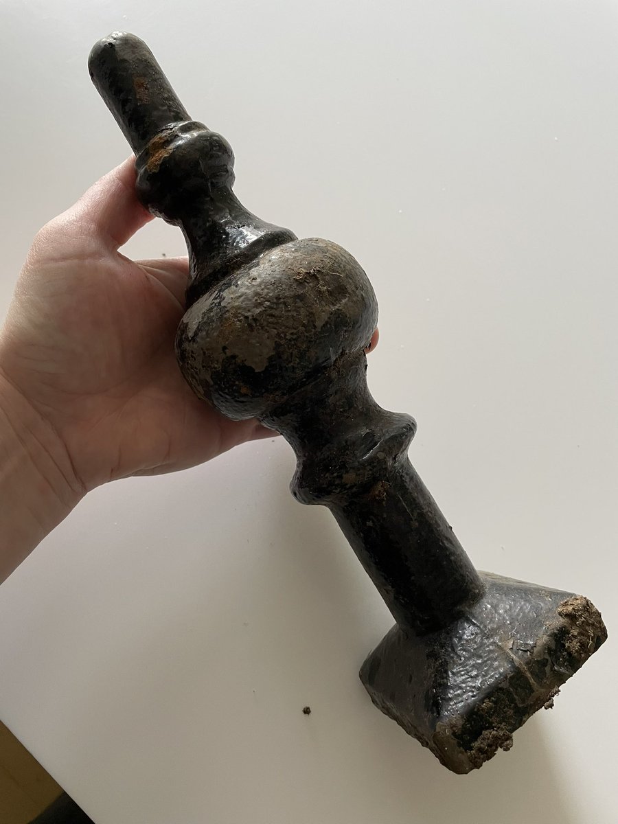 Great work by <a href="/MyGlasgowCC/">Glasgow City Council Help</a> painting railings along Glasgow Green this week 👏 | Found a missing railhead in the grass for Greenhead Street railings - will keep it safe.. perhaps on your list for a refurb?! <a href="/FlashHepburn/">Cllr Greg Hepburn</a>