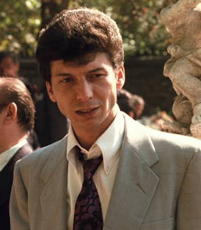 三次元からきたブロンディ Al Twitter ルカ ブラージは彼が殺されるシーンはほぼ映画版と同じだけど タタッリアとソロッツォを暗殺しようする場面はそれ以前の経緯が記されていて これは映画では描かれてなかった それと ポーリーも殺られる場面は映画とほぼ一緒