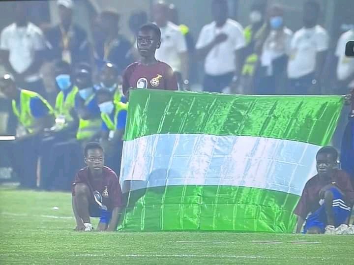 lighttalefilmz's tweet image. Our dear ghanian brothers this is not nigeria`s flag nor do we use this kind of material for the flag..if unna wan tell us something just hit unna chest talkam we won&apos;t do anything atleast not now that buhari is still our president.
#Naija4Qatar #naijavsghana
