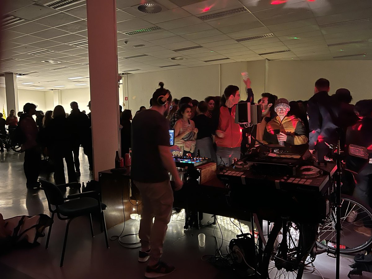 citizencorner_I's tweet image. Keep biking 🚲
Keep smiling 😃
Keep spreading love &amp;amp; happiness in Brussels, citizens! ❤️☀️

There will always be a little corner for you, an island of sanity in this troubled world 🤗 🌳