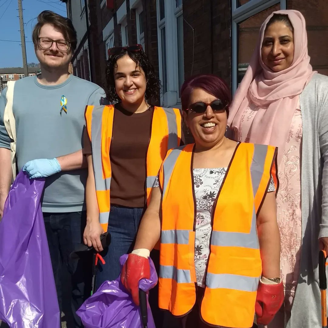 CouncillorQ's tweet photo. Out again in this glorious weather with residents, @MyNottingham #CleanChampions &amp; our MP @NadiaWhittomeMP 

Great to have so much support to #MakeBerridgeBeautiful 🌳🗑🙂 https://t.co/UAqkozBVdj
