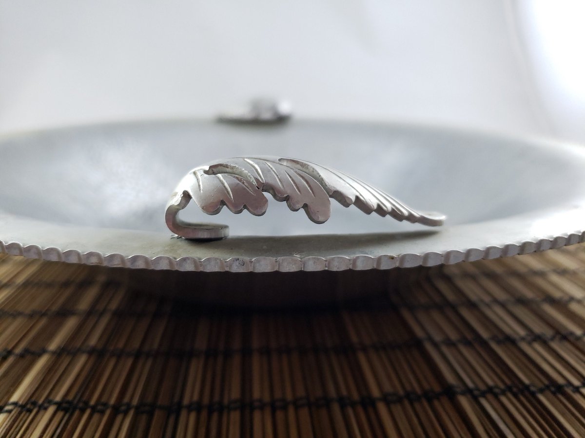 atticesoterica's tweet photo. Vintage Continental Silverlook Hand Wrought 715 Silver Tone Aluminum Ornate Round Display Bowl Leaf Handle, Textured Rim Floral Motif Center https://t.co/l6DA3QpK0C #Antiques #Etsy #Curios #AtticEsoterica #Vintage #Collectibles #BestOffer #Silverlook https://t.co/OlsP6hzLnm