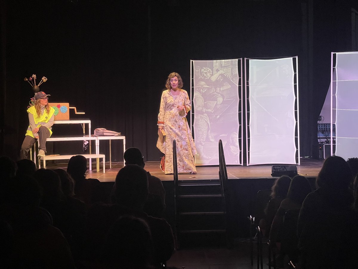 #científicas de hoy explican a #MariaSibyllaMerian cómo refrigeramos los alimentos y ella nos regala sus conocimientos sobre #mariposas #gusanos y nos cuenta lo que le costó que su libro tuviera su apellido. Ella  revolucionó la #entomología <a href="/CientificasUPNA/">Yo Quiero Ser Científica</a> en #densayo2022