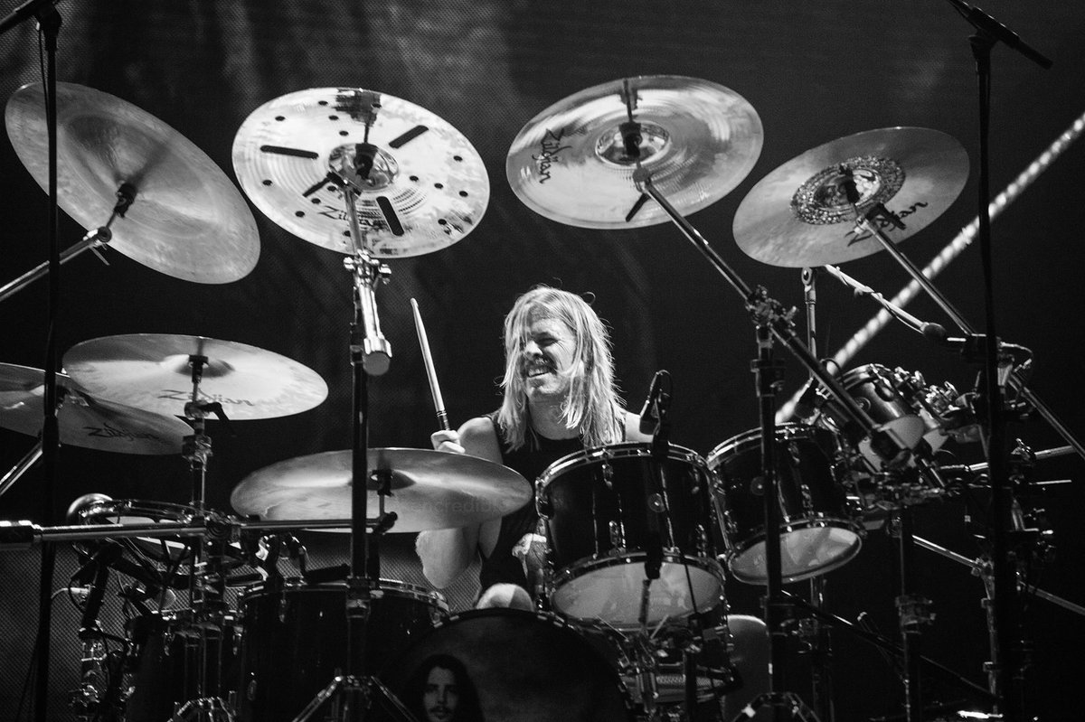 kencredible's tweet photo. I was lucky enough to photograph @taylorhawkins a few years ago when @foofighters played an 3 hour set at @rvacoliseum. He was a great musician and will surely be missed #riptaylorhawkins #foofighters #drummer #music #rockandroll 📸@kencredible #TaylorHawkins https://t.co/vy3fxCxvHr