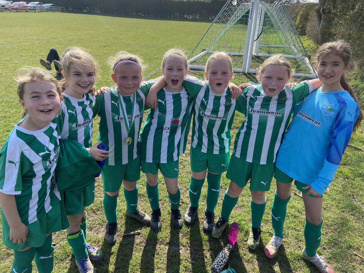 WiggyGrass's tweet image. Treated to☀️ &amp;amp; a brilliant game of football this morning down @ Mill Lane.Santos U9 girls welcomed @BishWRFC U9 girls &amp;amp; both teams showed some great footballing ability.
Well done 2 both teams especially in todays heat. Notice the ref flat on his back on the top left of the photo