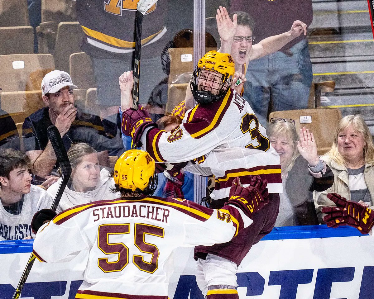 brad_rempel's tweet photo. Hardhat wearing OT hero Ben Meyers! @HobeyBakerAward stock rising 📈
#gophers #skiumah #PrideOnIce https://t.co/MIv1jTbVht