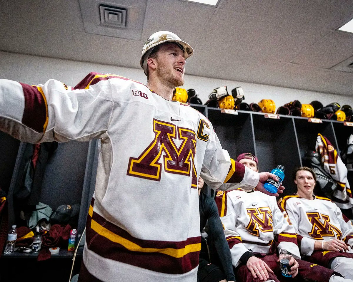 brad_rempel's tweet photo. Hardhat wearing OT hero Ben Meyers! @HobeyBakerAward stock rising 📈
#gophers #skiumah #PrideOnIce https://t.co/MIv1jTbVht