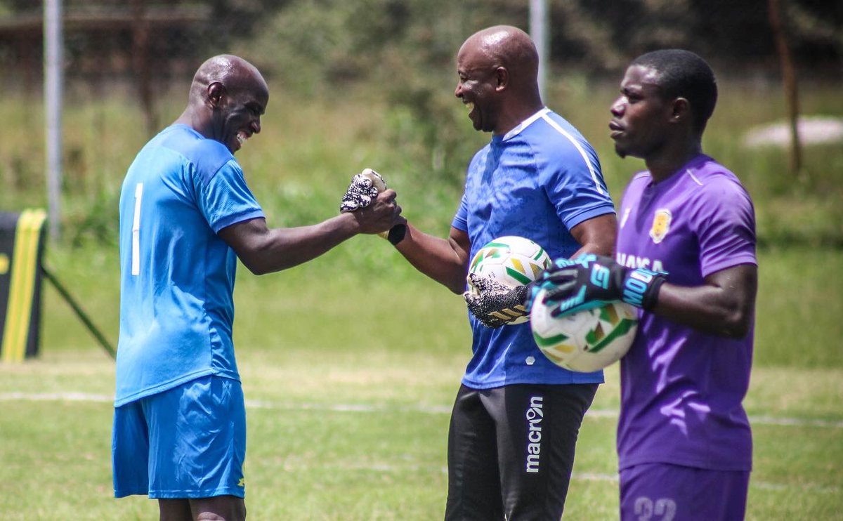 napsastars_fc's tweet photo. Look who came to say hi to the team in training earlier this afternoon.
#Mweene
#Solwezi
#WeArePensioners https://t.co/stKt5T1fsh