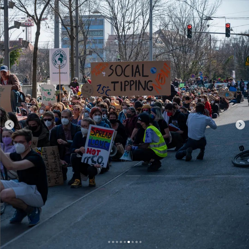 Heute war #fridaysforfuture wieder weltweit auf der Straße! In Graz standen heute 1500 Menschen mit uns für mehr Klimaschutz und Frieden auf! ✊🌍
Danke an alle die dabei waren! 💚
#climatechange #climatestrike #klimastreik #climatjustice #actnow #Klimakrise