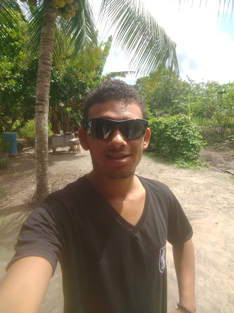 LukeAndr2's tweet photo. Feliz sábado bebês 😘 https://t.co/akG2uTrJYo